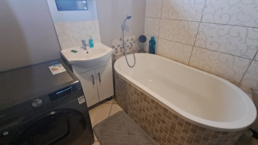 5 Bedroom Property for Sale in Heuwelsig Free State